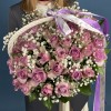 51 сиреневая роза Найтингейл с гипсофилой в корзине