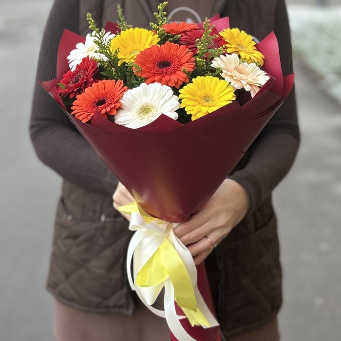 Огненный микс из 11 гербер с гринбелом