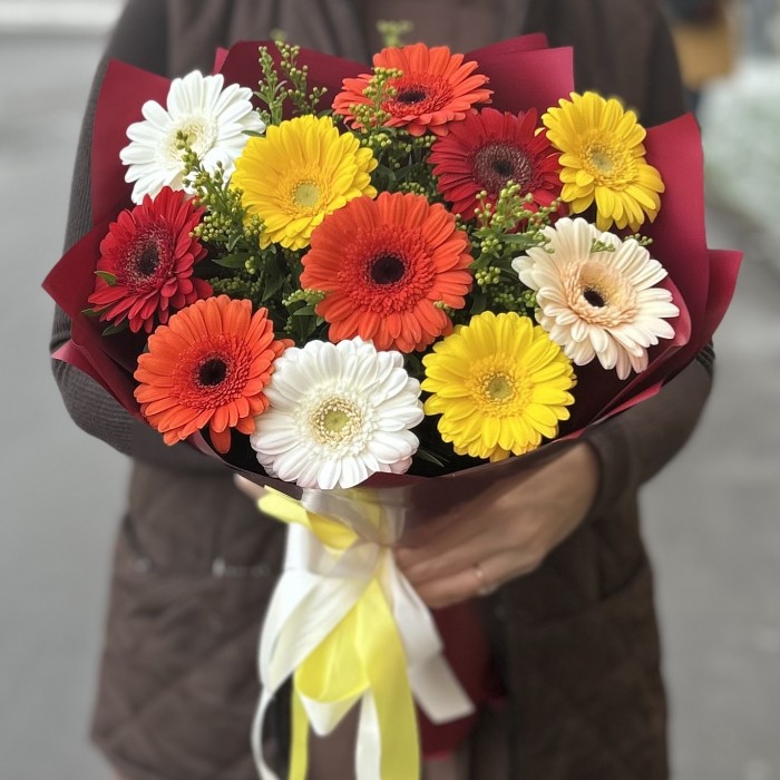 Огненный микс из 11 гербер с гринбелом