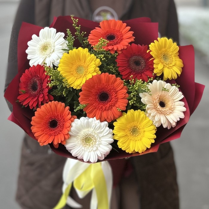 Огненный микс из 11 гербер с гринбелом