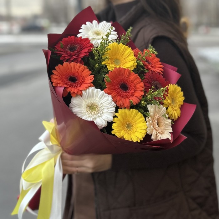 Огненный микс из 11 гербер с гринбелом