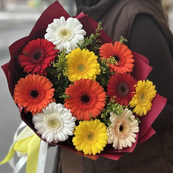 Огненный микс из 11 гербер с гринбелом