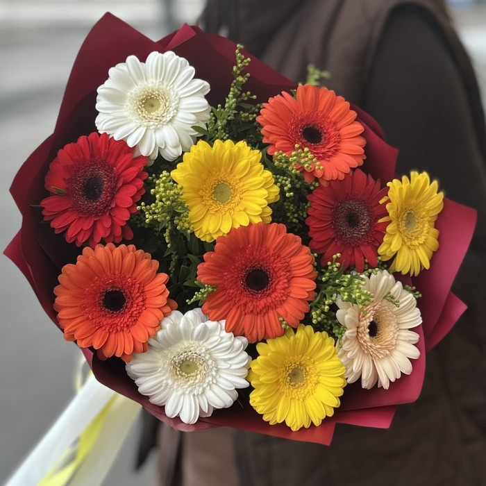 Огненный микс из 11 гербер с гринбелом