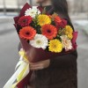 Огненный микс из 11 гербер с гринбелом