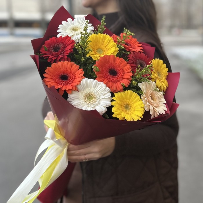 Огненный микс из 11 гербер с гринбелом