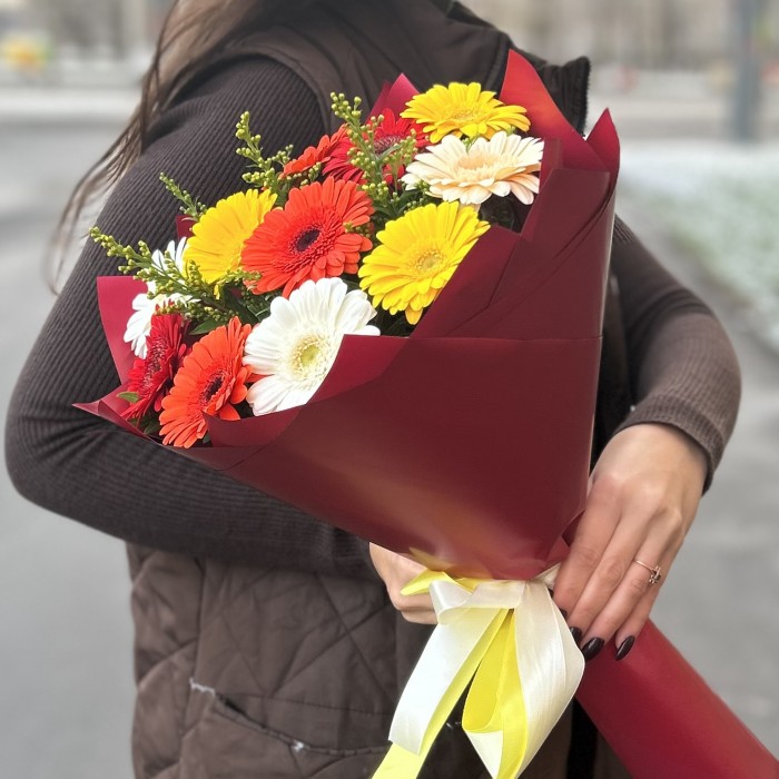 Огненный микс из 11 гербер с гринбелом