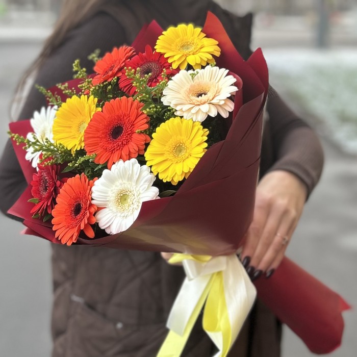 Огненный микс из 11 гербер с гринбелом