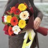 Огненный микс из 11 гербер с гринбелом