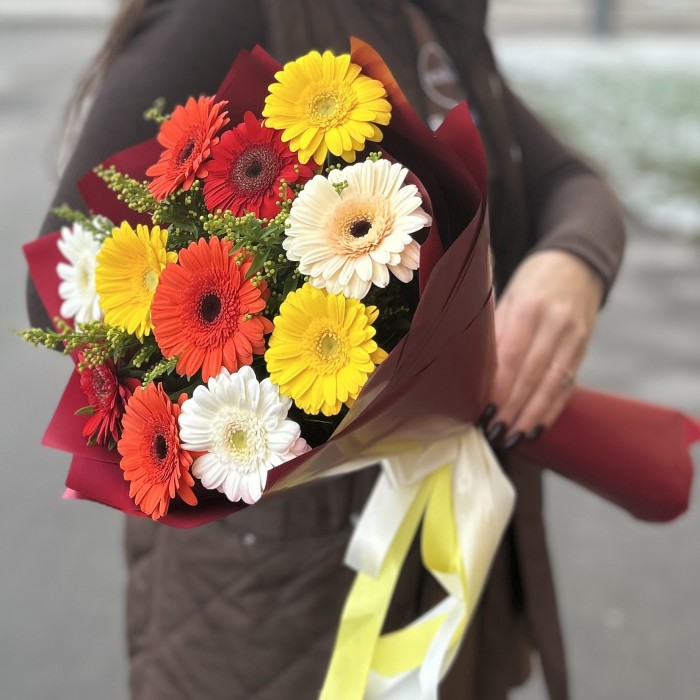 Огненный микс из 11 гербер с гринбелом