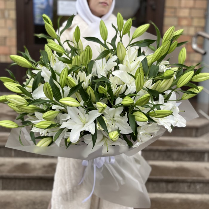 25 белых Восточных Лилий