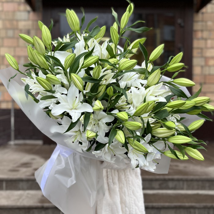 25 белых Восточных Лилий