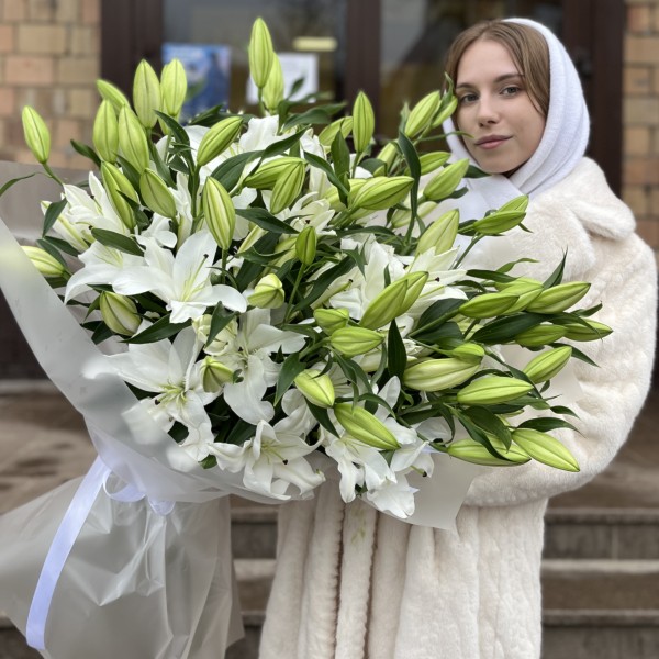 25 белых Восточных Лилий