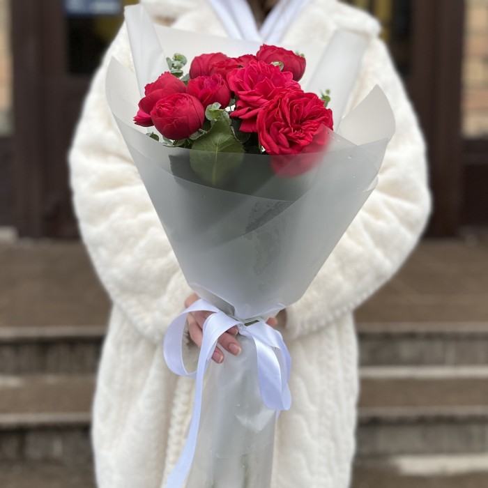 3 красные пионовидные розы Ред Пиано 70 см