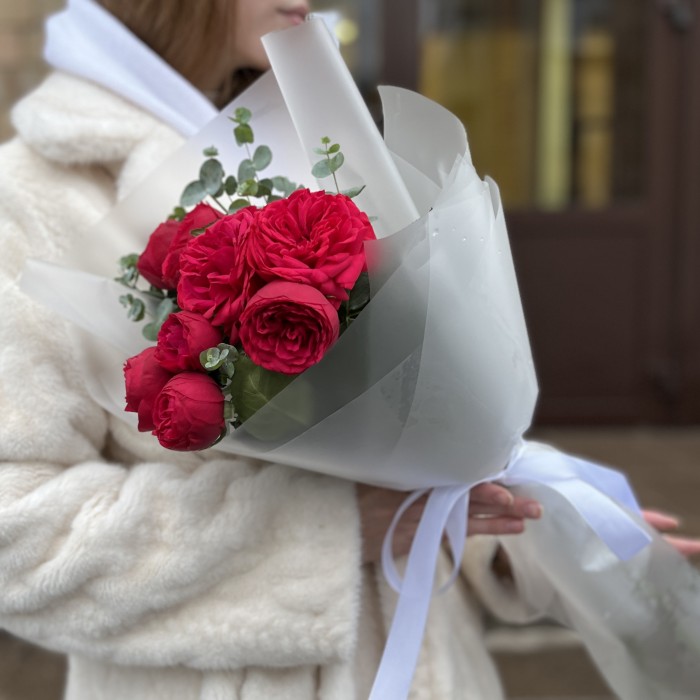 3 красные пионовидные розы Ред Пиано 70 см