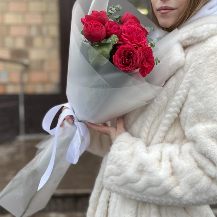 3 красные пионовидные розы Ред Пиано 70 см