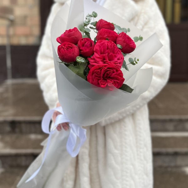 3 красные пионовидные розы Ред Пиано 70 см