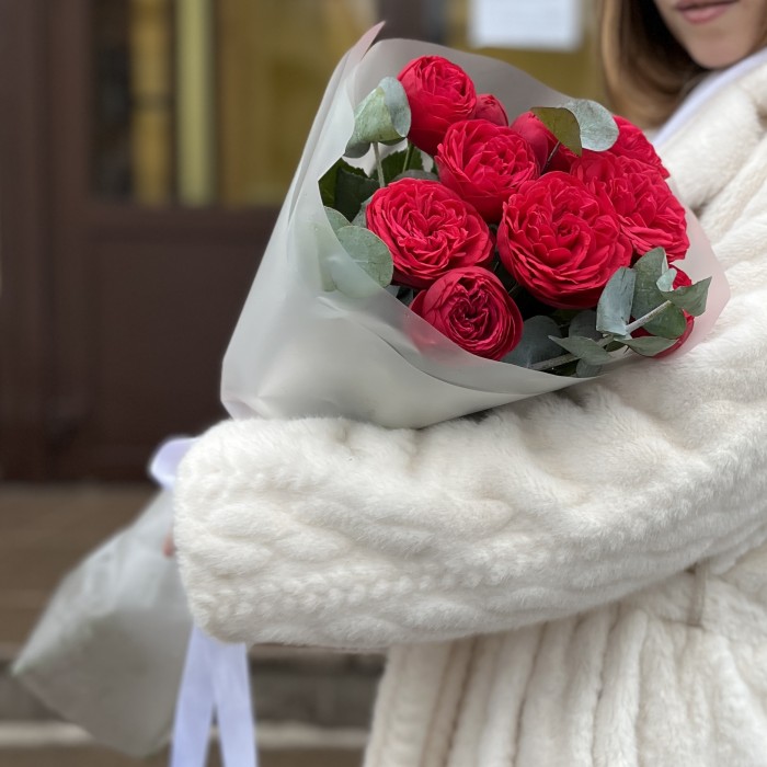 5 красных пионовидных роз Ред Пиано 60 см