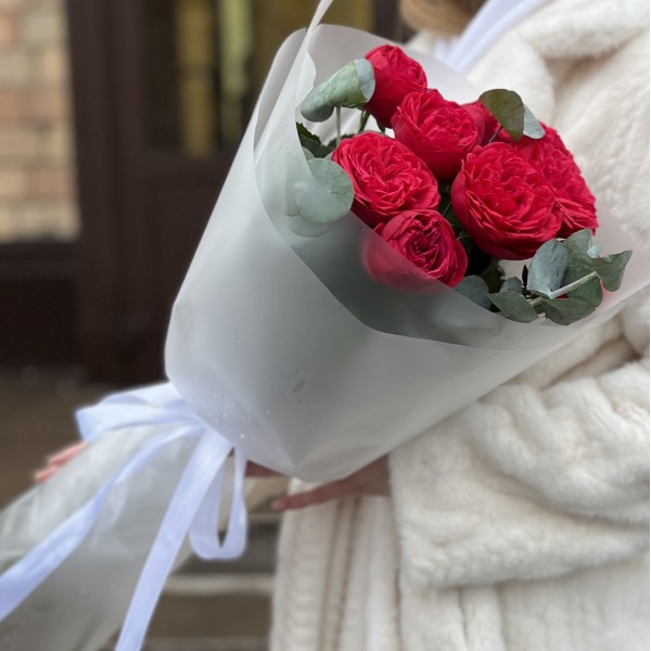 5 красных пионовидных роз Ред Пиано 70 см