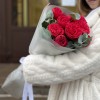 5 красных пионовидных роз Ред Пиано 70 см