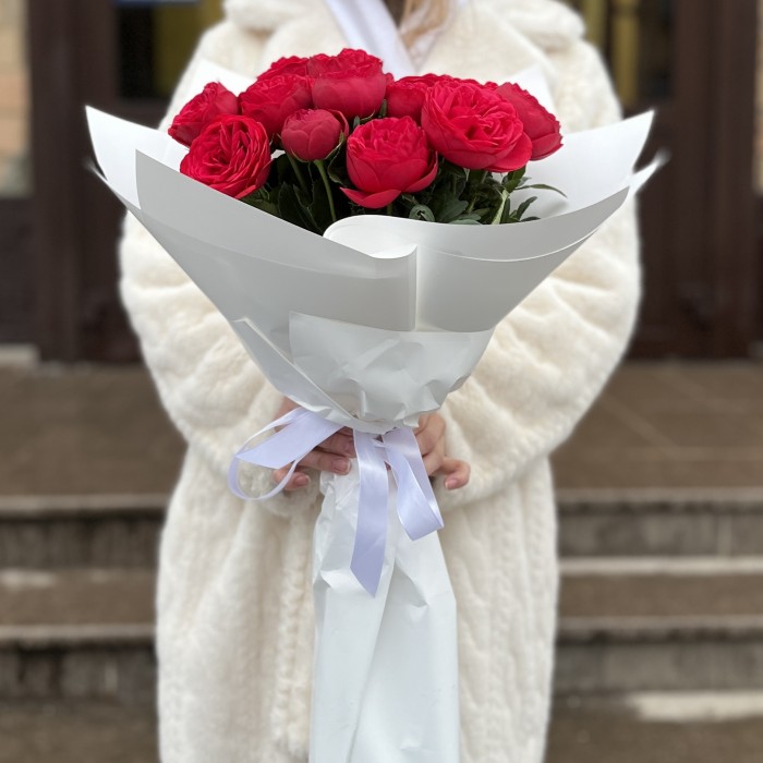 9 красных кустовых пионовидных роз Ред Пиано 40 см