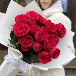 9 красных кустовых пионовидных роз Ред Пиано 40 см