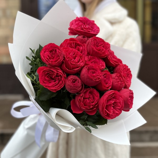 9 красных кустовых пионовидных роз Ред Пиано 70 см