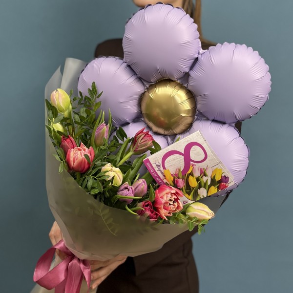 Пионовидные тюльпаны с шариком на 8 марта