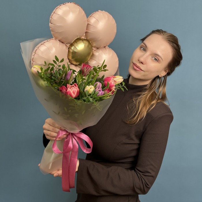 Пионовидные тюльпаны с шариком ромашка