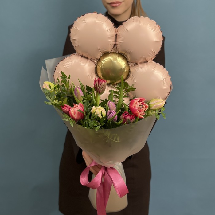 Пионовидные тюльпаны с шариком ромашка