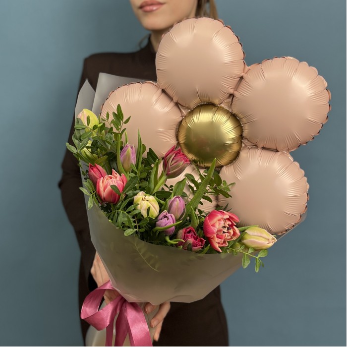 Пионовидные тюльпаны с шариком ромашка