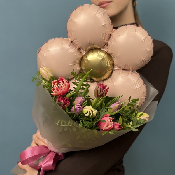 Пионовидные тюльпаны с шариком ромашка