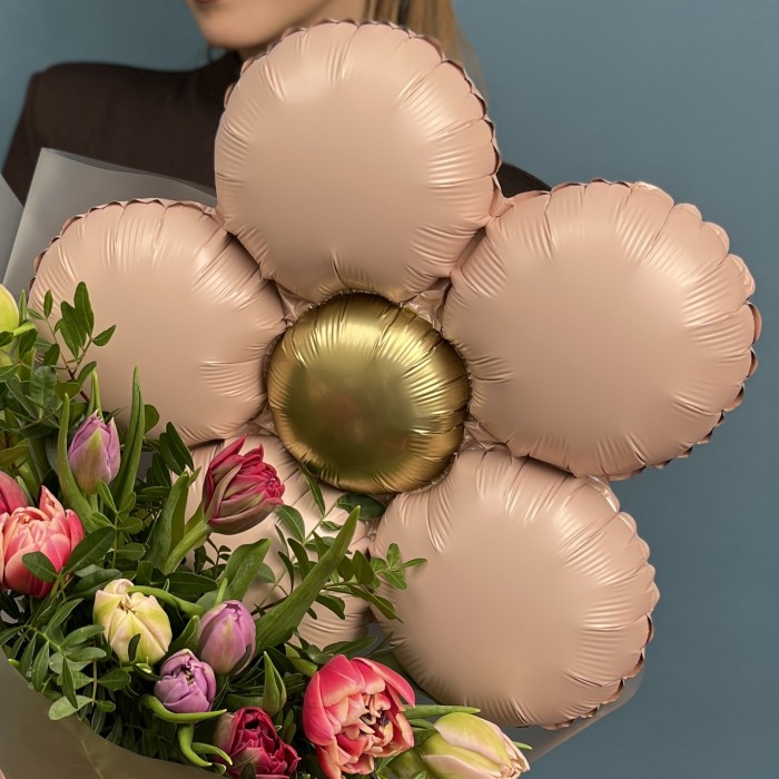 Пионовидные тюльпаны с шариком ромашка