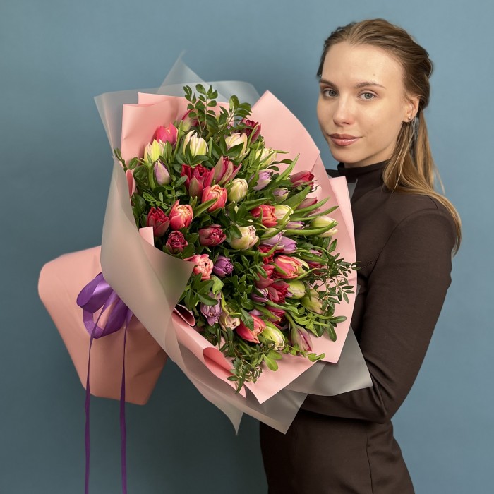 Весенний каскад из 51 пионовидного тюльпана