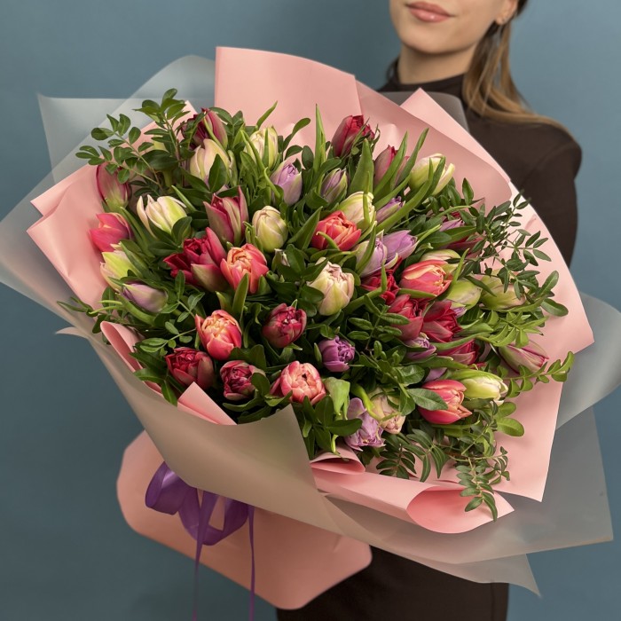 Весенний каскад из 51 пионовидного тюльпана