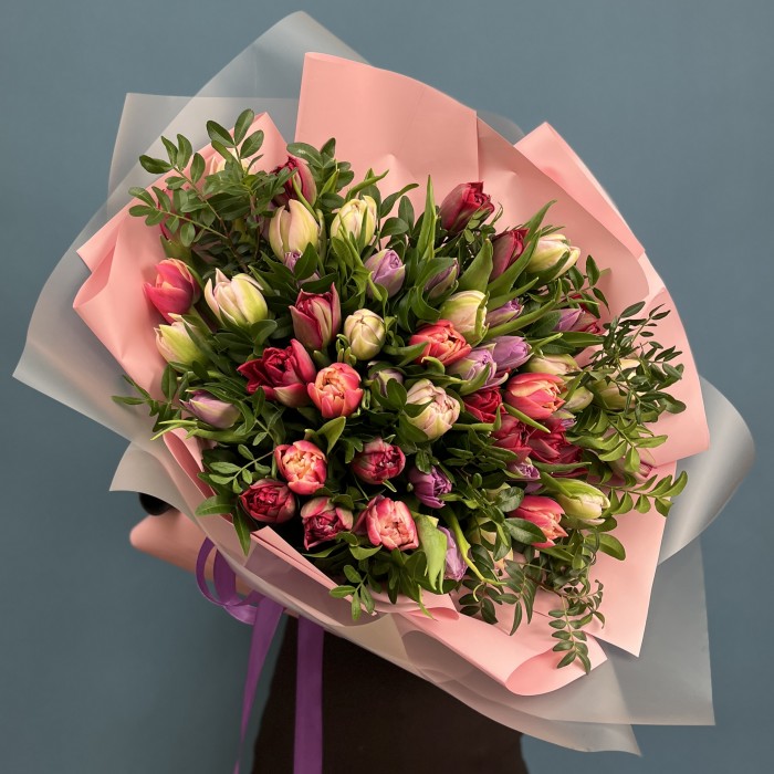 Весенний каскад из 51 пионовидного тюльпана