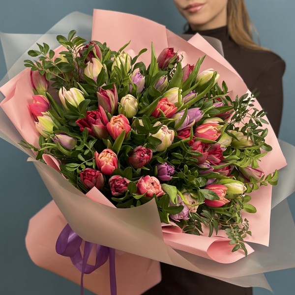 Весенний каскад из 51 пионовидного тюльпана