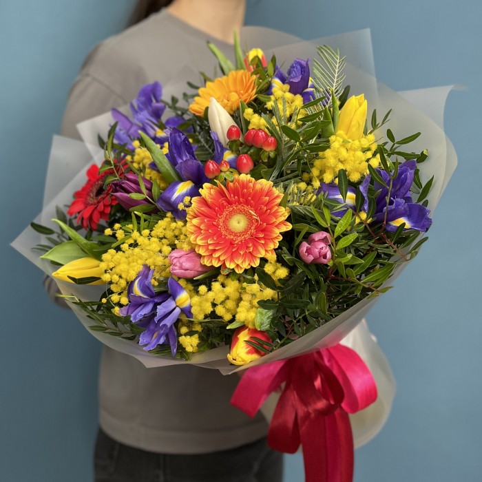 Яркий весенний букет на 8 марта