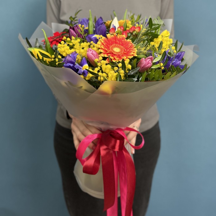 Яркий весенний букет на 8 марта