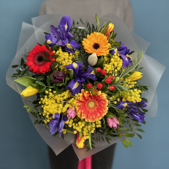 Яркий весенний букет на 8 марта