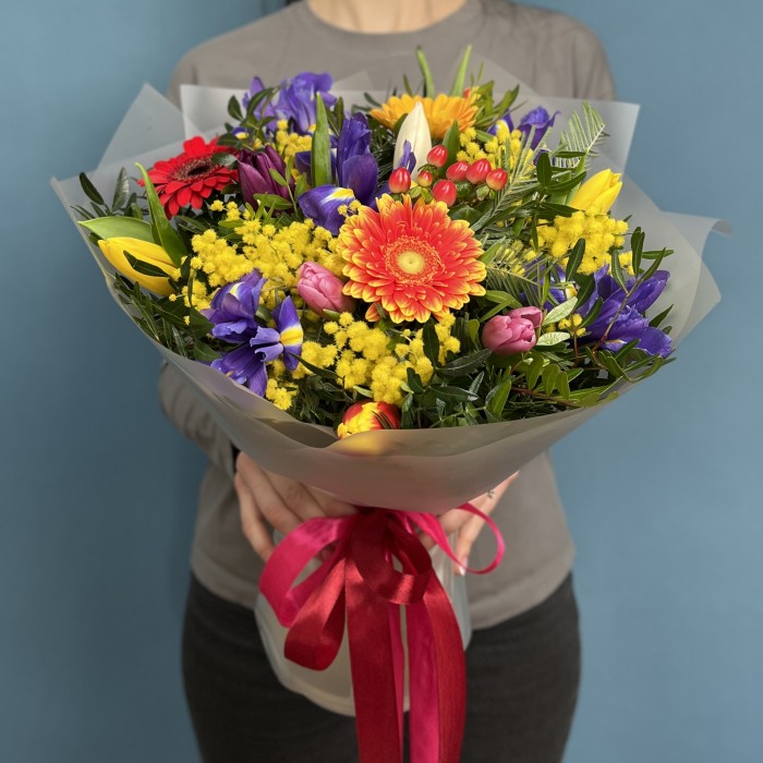 Яркий весенний букет на 8 марта