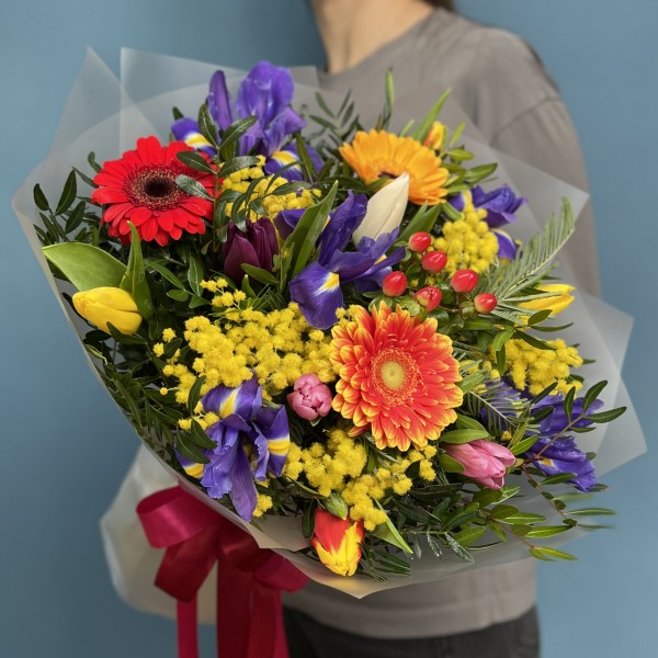 Яркий весенний букет на 8 марта