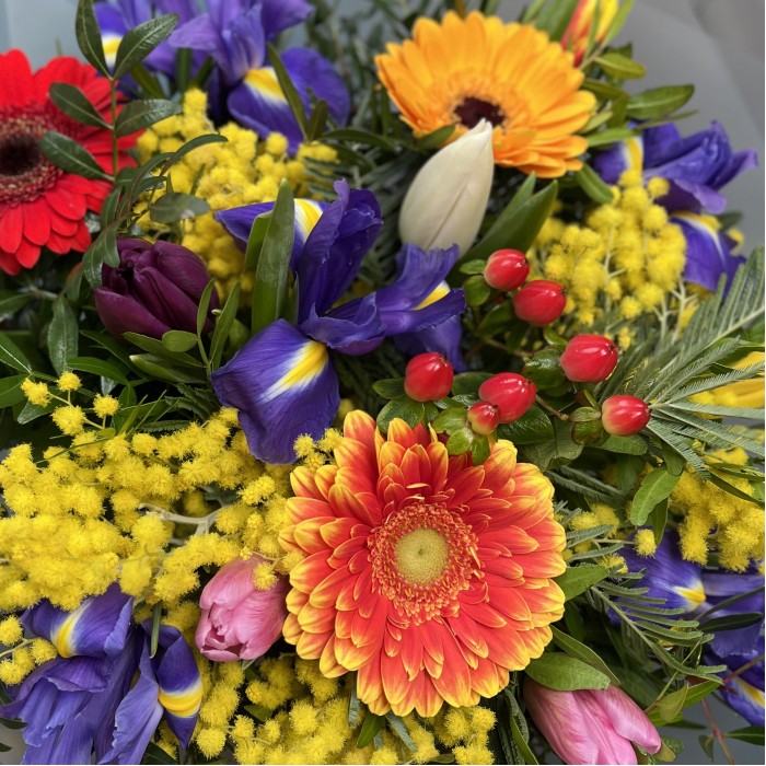 Яркий весенний букет на 8 марта