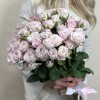 Кустовая пионовидная роза Энджел Бомбастик бело-розовая 50 см