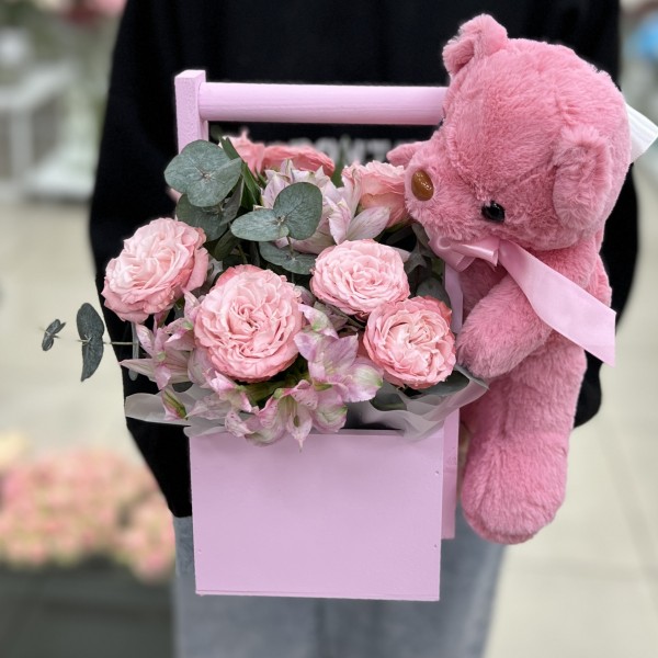 Кустовые пионовидные розы в розовом ящике с мишкой