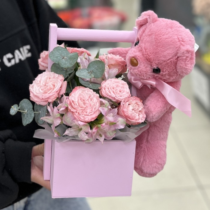 Кустовые пионовидные розы в розовом ящике с мишкой