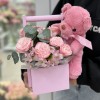 Кустовые пионовидные розы в розовом ящике с мишкой