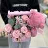 Кустовые пионовидные розы в розовом ящике с мишкой