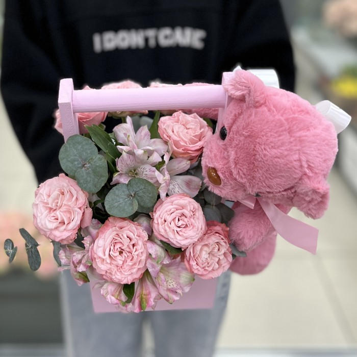 Кустовые пионовидные розы в розовом ящике с мишкой
