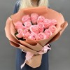 15 нежных коралловых роз Би Свит