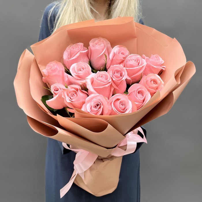 15 нежных коралловых роз Би Свит